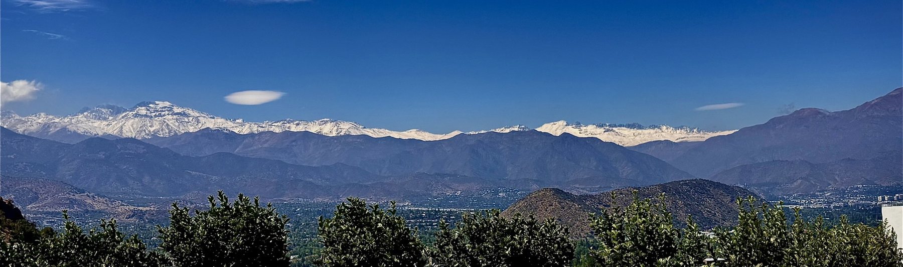 Panorámica de la cordillera de los Andes nevada, vista desde Santiago